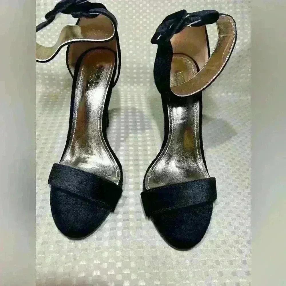 Venus high heels, Size 8 new without a box